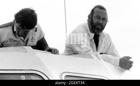 AJAXNETPHOTO. 1985. HAMBLE RIVER, SOUTHAMPTON, INGHILTERRA. - PRINCE VA IN GIRO SU CHALLENGER - L'HRH IL PRINCIPE MICHAEL DEL KENT VISTO SUL PONTE VOLANTE DEL CATAMARANO DI POTENZA VIRGIN ATLANTIC CHALLENGER DI RICHARD BRANSON MENTRE È TORNATO A HARBOUR DOPO LE PROVE IN MARE DI SOLENT. FOTO;JONATHAN EASTLAND/AJAX REF:1985 21A 13 Foto Stock