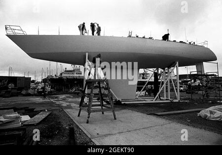 AJAXNETPHOTO. AGOSTO, 1985. SWANWICK, INGHILTERRA. - CORSA PER RIPARARE LO YACHT - IL TAMBURO DI SIMON LE BON PRESSO IL CANTIERE NAVALE DI A.H. MOODY'S SUBISCE RIPARAZIONI DOPO LA SUA CAPIENTE AL LARGO DELLA COSTA DEL DEVON QUANDO LO YACHT HA PERSO LA CHIGLIA SULLA PRIMA TAPPA DELLA CORSA DI 605 MIGLIA A FASTNET ROCK. TUTTO L'EQUIPAGGIO DI DRUM È STATO SALVATO. DRUM È ENTRATA NELLA PROSSIMA WHITBREAD ROUND DELLA GARA MONDIALE. FOTO:JONATHAN EASTLAND/AJAX. REF:1985 2 15 Foto Stock