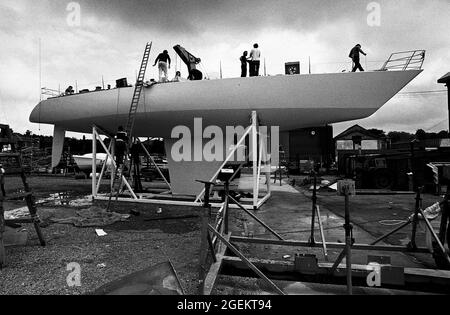 AJAXNETPHOTO. AGOSTO, 1985. SWANWICK, INGHILTERRA. - CORSA PER RIPARARE LO YACHT - IL TAMBURO DI SIMON LE BON PRESSO IL CANTIERE NAVALE DI A.H. MOODY'S SUBISCE RIPARAZIONI DOPO LA SUA CAPIENTE AL LARGO DELLA COSTA DEL DEVON QUANDO LO YACHT HA PERSO LA CHIGLIA SULLA PRIMA TAPPA DELLA CORSA DI 605 MIGLIA A FASTNET ROCK. TUTTO L'EQUIPAGGIO DI DRUM È STATO SALVATO. DRUM È ENTRATA NELLA PROSSIMA WHITBREAD ROUND DELLA GARA MONDIALE. FOTO:JONATHAN EASTLAND/AJAX. REF:1985 13A 17 Foto Stock