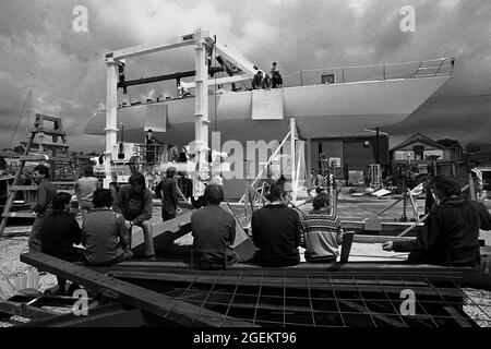 AJAXNETPHOTO. AGOSTO, 1985. SWANWICK, INGHILTERRA. - CORSA PER RIPARARE LO YACHT - IL TAMBURO DI SIMON LE BON PRESSO IL CANTIERE NAVALE DI A.H. MOODY'S SUBISCE RIPARAZIONI DOPO LA SUA CAPIENTE AL LARGO DELLA COSTA DEL DEVON QUANDO LO YACHT HA PERSO LA CHIGLIA SULLA PRIMA TAPPA DELLA CORSA DI 605 MIGLIA A FASTNET ROCK. TUTTO L'EQUIPAGGIO DI DRUM È STATO SALVATO. DRUM È ENTRATA NELLA PROSSIMA WHITBREAD ROUND DELLA GARA MONDIALE. FOTO:JONATHAN EASTLAND/AJAX. REF:1985 14A 18 Foto Stock