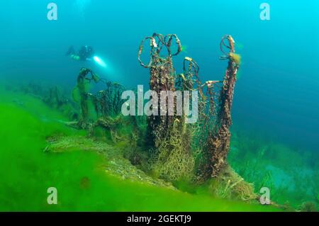 La rete da pesca persa con boe si trova sott'acqua sul fondo marino. Problema di attrezzi fantasma - qualsiasi attrezzo da pesca che è stato abbandonato, perso o altrimenti scartato Foto Stock