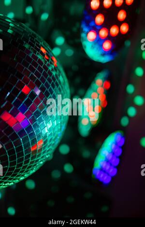 Party disco specchio sfera che riflette luci viola Foto Stock