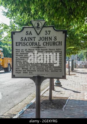Richmond, VA, USA - 19 giugno 2006: Segno che racconta la storia della chiesa storica di Saint Johns dice in nero su bianco lungo la strada sotto il verde fogliame. Foto Stock