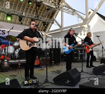 18 agosto 2021, Virginia Beach, Virginia, Stati Uniti d'America: Beach Events porta FIREFALL alla 24a strada palcoscenico in Virginia Beach, Virginia il 18 agosto 2021. Â Jeff Moore (Credit Image: © Jeff Moore/ZUMA Press Wire) Foto Stock