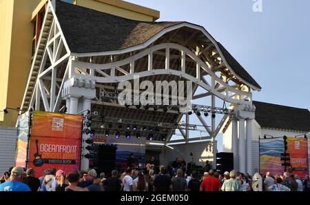 18 agosto 2021, Virginia Beach, Virginia, Stati Uniti d'America: Beach Events porta FIREFALL alla 24a strada palcoscenico in Virginia Beach, Virginia il 18 agosto 2021. Â Jeff Moore (Credit Image: © Jeff Moore/ZUMA Press Wire) Foto Stock