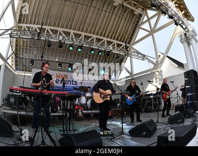 18 agosto 2021, Virginia Beach, Virginia, Stati Uniti d'America: Beach Events porta FIREFALL alla 24a strada palcoscenico in Virginia Beach, Virginia il 18 agosto 2021. Â Jeff Moore (Credit Image: © Jeff Moore/ZUMA Press Wire) Foto Stock