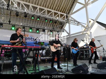 18 agosto 2021, Virginia Beach, Virginia, Stati Uniti d'America: Beach Events porta FIREFALL alla 24a strada palcoscenico in Virginia Beach, Virginia il 18 agosto 2021. Â Jeff Moore (Credit Image: © Jeff Moore/ZUMA Press Wire) Foto Stock