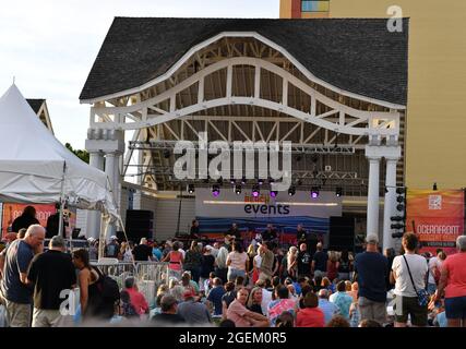 18 agosto 2021, Virginia Beach, Virginia, Stati Uniti d'America: Beach Events porta FIREFALL alla 24a strada palcoscenico in Virginia Beach, Virginia il 18 agosto 2021. Â Jeff Moore (Credit Image: © Jeff Moore/ZUMA Press Wire) Foto Stock