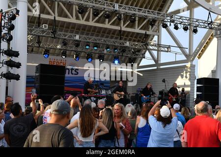 18 agosto 2021, Virginia Beach, Virginia, Stati Uniti d'America: Beach Events porta FIREFALL alla 24a strada palcoscenico in Virginia Beach, Virginia il 18 agosto 2021. Â Jeff Moore (Credit Image: © Jeff Moore/ZUMA Press Wire) Foto Stock