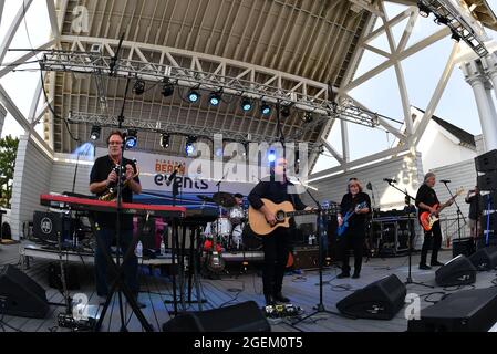 18 agosto 2021, Virginia Beach, Virginia, Stati Uniti d'America: Beach Events porta FIREFALL alla 24a strada palcoscenico in Virginia Beach, Virginia il 18 agosto 2021. Â Jeff Moore (Credit Image: © Jeff Moore/ZUMA Press Wire) Foto Stock