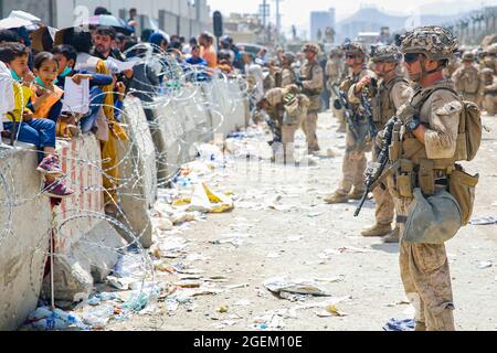 I Marines USA con Special Purpose Marine Air-Ground Task Force - Crisis Response - Central Command, forniscono assistenza durante un'evacuazione all'Aeroporto Internazionale Hamid Karzai, Kabul, Afghanistan, 20 agosto. I membri del servizio degli Stati Uniti stanno assistendo il Dipartimento di Stato con un prelievo ordinato di personale designato in Afghanistan. (STATI UNITI Foto del corpo marino di Lance CPL. Nicholas Guevara) Foto Stock