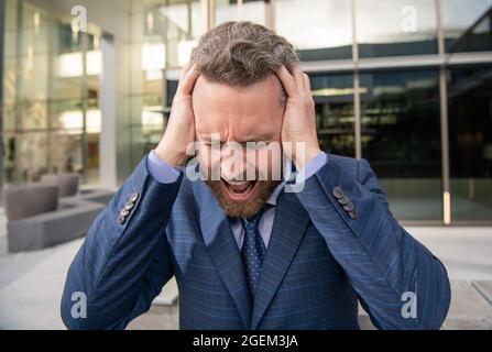 ritratto maturo del boss bearded. frustrato uomo d'affari in formalwear. fallimento di affari Foto Stock