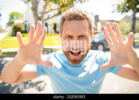 uomo felice all'aperto. esprimi emozioni positive. uomo sorridente con barba. uomo closeup viso ritratto. Foto Stock