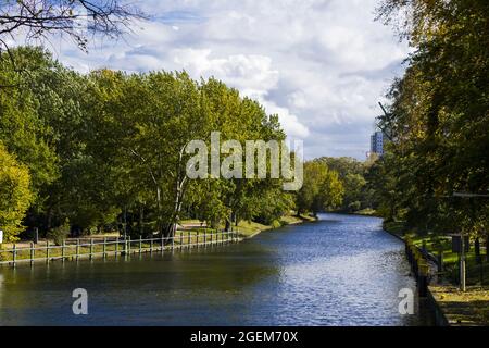 Bellissimo scatto di un parco a Berlino-attività ricreative urbane. Foto Stock