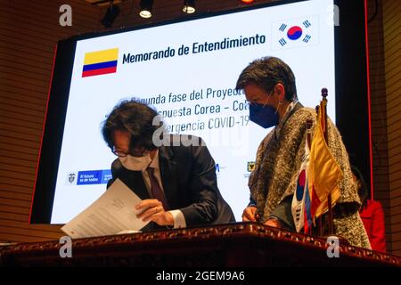 Bogota, Colombia. 19 ago 2021. Il direttore dell'Agenzia internazionale di cooperazione della Repubblica di Corea in Colombia (Koica), Seungchul Lee (sinistra), il sindaco di Bogota, Claudia Lopez (destra), segno della donazione di 4.5 milioni di dollari da parte della Corea del Sud a Bogota, in Colombia, il 19 agosto 2021 credito: Long Visual Press/Alamy Live News Foto Stock