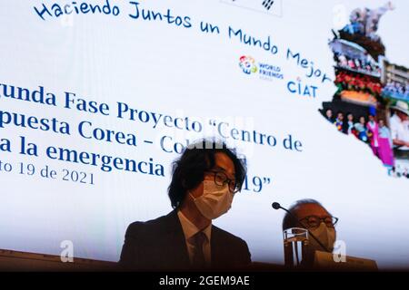 Bogota, Colombia. 19 ago 2021. Il direttore dell'Agenzia Internazionale di cooperazione della Repubblica di Corea in Colombia (Koica), Seungchul Lee, durante la firma della donazione di 4.5 milioni di dollari da parte della Corea del Sud a Bogota, in Colombia il 19 agosto 2021 credito: Long Visual Press/Alamy Live News Foto Stock