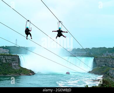 Cascate del Niagara, Ontario, Canada - 16 agosto 2021: Una nuova attrazione consente ai visitatori avventurosi di fare un giro in zipline verso le cascate Horseshoe. Foto Stock