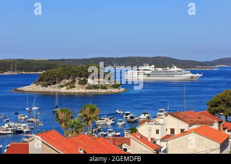 Le Lyrial (2015) nave da crociera per l'ancora nei pressi dell'isola di Galisnik a Hvar, Croazia Foto Stock