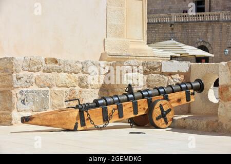 Un cannone medievale nella Città Vecchia di Hvar in Croazia Foto Stock