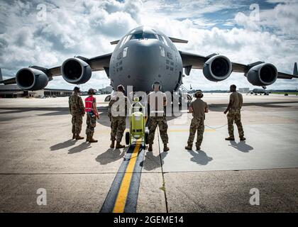 Gli airmen assegnati al 305th Maintenance Group si preparano a lanciare un C-17 Globemaster III assegnato alla 305th Air Mobility Wing alla base congiunta McGuire-Dix-Lakehurst, N.J., 18 agosto 2021. La 305a AMW è responsabile della fornitura di una mobilità globale rapida agli Stati Uniti e ai suoi alleati in tutto il mondo. La flotta C-17 dell’unità è stata riallocata per sostenere le operazioni a Kabul, Afghanistan. (STATI UNITI Air Force foto di Airman 1st Class Azaria E. Foster) Foto Stock