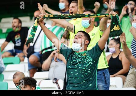 Siviglia, Spagna. 20 ago 2021. I veri appassionati di Betis sono visti durante la partita di calcio la Liga Santander 2021/2022 tra Real Betis Balompiea e Cadiz CF allo stadio Benito Villamarin di Siviglia. (Punteggio finale; Real Betis 1:1 Cadiz CF) Credit: SOPA Images Limited/Alamy Live News Foto Stock