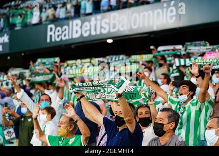 Siviglia, Spagna. 20 ago 2021. I veri appassionati di Betis sono visti durante la partita di calcio la Liga Santander 2021/2022 tra Real Betis Balompiea e Cadiz CF allo stadio Benito Villamarin di Siviglia. (Punteggio finale; Real Betis 1:1 Cadiz CF) (Photo by Francis Gonzalez/SOPA Images/Sipa USA) Credit: Sipa USA/Alamy Live News Foto Stock