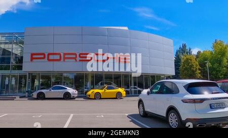 Kiev, Ucraina - 29 luglio 2020: Porsche automobili concessionaria esterno. Porsche Automobile Holding è una holding tedesca con investimenti nel settore automobilistico. Foto Stock