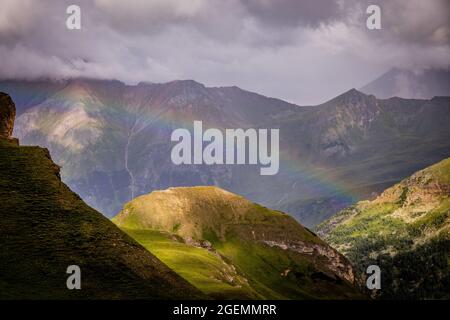 Arcobaleno sulla strada alpina Grossglockner in Austria Foto Stock