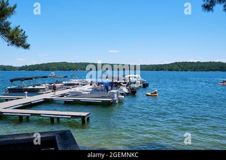 Attracchi e barche con barche legate al ristorante Kowaliga sul lago Martin, Alabama USA. Foto Stock