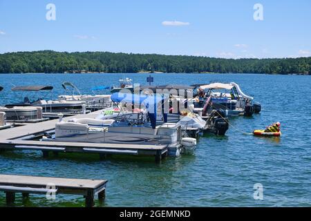 Attracchi e barche con barche legate al ristorante Kowaliga sul lago Martin, Alabama USA. Foto Stock