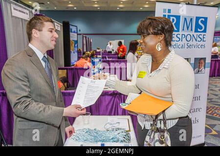 Miami Beach Florida, Miami Beach Convention Center, centro di assistenza sanitaria, lavoro fiera carriera espositore recruiter stand Black woman female, man male Response Med Foto Stock