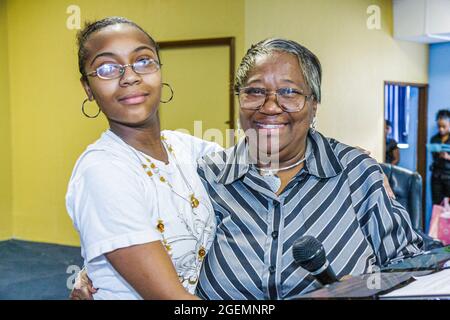 Miami Florida,Giardini nonni aumento nipoti apprezzamento prima colazione,teen teen teenager ragazza anziano cittadino,donna donna femmina famiglia gran Foto Stock