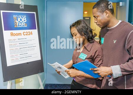 Miami Beach Florida, Miami Beach Convention Center, centro di carriera sanitaria, calendario seminari fiera del lavoro uomo nero donna in cerca di lavoro, Foto Stock