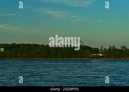 Montreal, QC, Canada - 8-16-2020: Una vista dello skyline di Saint Helen's Island all'ora blu del crepuscolo con il museo Biosphere per l'ambiente nel mi Foto Stock