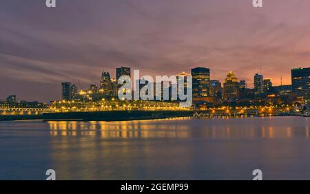 Skyline del centro di Montreal durante il tramonto. Primo piano è il fiume San Lorenzo (Laurent). Foto Stock