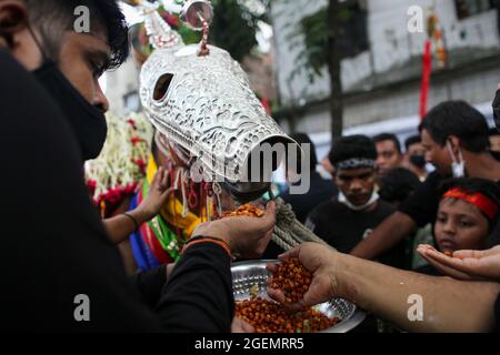 Dhaka, Bangladesh. 20 ago 2021. DHAKA, BANGLADESH, 20 AGOSTO: Il popolo musulmano sciita partecipa ad una processione religiosa nel mese di Muharram in occasione della Giornata di Ashura. Ashura è il decimo giorno di Muharram, il primo mese del calendario islamico che commemora il martirio di Imam Hussein, nipote del profeta hazrat Muhammad. Il 20 agosto 2021 a Dhaka, Bangladesh. (Foto di Eyepix Group/Pacific Press) Credit: Pacific Press Media Production Corp./Alamy Live News Foto Stock