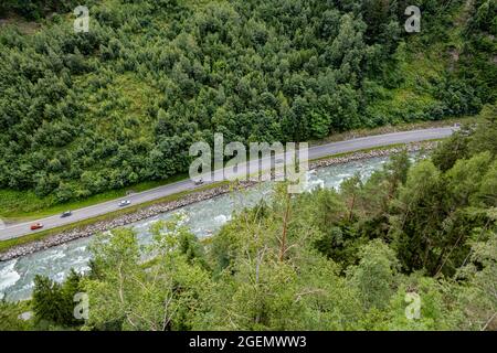 Strada attraverso una valle nelle Alpi austriache Foto Stock