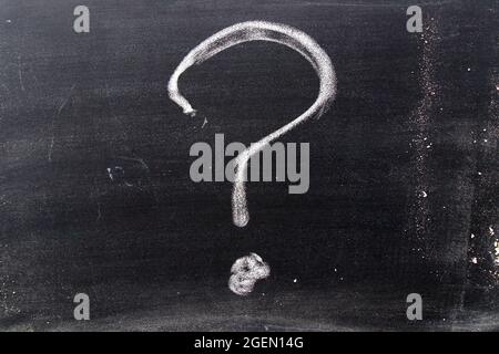 Colore bianco chak del disegno a mano nel punto interrogativo forma su sfondo blackboard Foto Stock