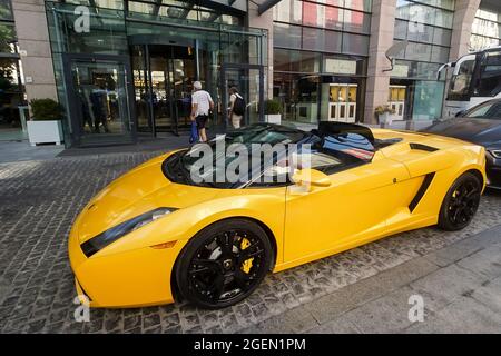 Bucarest, Romania - 17 agosto 2021: Un Lamborghini giallo 2006 Gallardo Spyder è parcheggiato di fronte all'ingresso del Radisson Blu Hotel Buchares Foto Stock