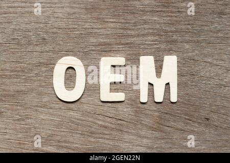 Lettera alfabetica in parola OEM (Abbreviation of Original Equipment Manufacturer) su sfondo di legno Foto Stock