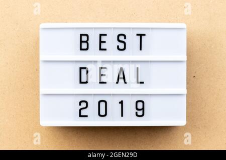 Scatola luminosa con parola BEST Deal 2019 su sfondo di legno Foto Stock