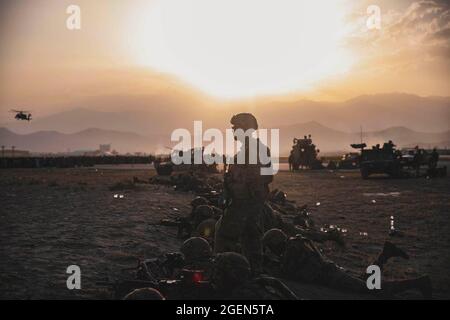 I soldati dell'esercito degli Stati Uniti assegnati alla X Divisione di montagna stanno la sicurezza all'Aeroporto Internazionale Hamid Karzai, Kabul, Afghanistan, 15 agosto 2021. I soldati E i marines STATUNITENSI stanno assistendo il Dipartimento di Stato degli Stati Uniti con un prelievo ordinato di personale designato in Afghanistan. Credito obbligatorio: Isaiah Campbell/US Marine Corps via CNP Foto Stock