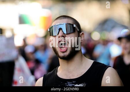 Melbourne, Australia, 21 agosto 2021. Un manifestante urla durante la protesta della libertà. Le proteste per la libertà si svolgono in tutto il paese in risposta alle restrizioni del governo COVID-19 e alla continua rimozione delle libertà. Credit: Dave Hewison/Speed Media/Alamy Live News Foto Stock