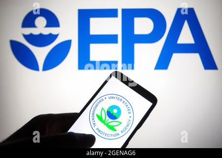 Ucraina. 20 ago 2021. In questa figura, il logo EPA (Environmental Protection Agency) degli Stati Uniti viene visualizzato sullo schermo di uno smartphone e di un pc. Credit: SOPA Images Limited/Alamy Live News Foto Stock