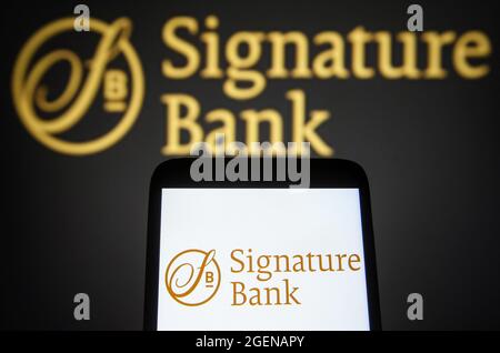 Ucraina. 20 ago 2021. In questa figura, il logo Signature Bank viene visualizzato sullo schermo di uno smartphone e di un pc. (Foto di Pavlo Gonchar/SOPA Images/Sipa USA) Credit: Sipa USA/Alamy Live News Foto Stock