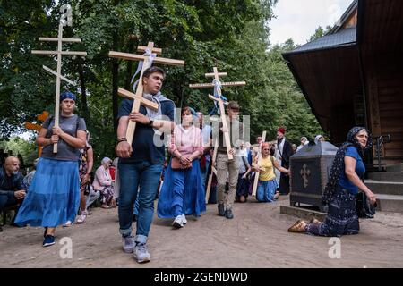 Grabarka, Polonia. 18 ago 2021. I credenti camminano con croci e simboli religiosi, durante la processione intorno alla chiesa.ogni anno la celebrazione principale della festa ortodossa, la Trasfigurazione di Gesù Cristo si svolge presso il Monte Santo di Grabarka. Oltre 10,000 credenti sono venuti alla montagna Santa per pregare quest'anno. (Foto di Wojciech Grabowski/SOPA Images/Sipa USA) Credit: Sipa USA/Alamy Live News Foto Stock