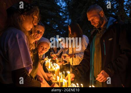 Grabarka, Polonia. 18 ago 2021. I credenti hanno visto accendere le candele durante la celebrazione della Trasfigurazione di Gesù Cristo.ogni anno la celebrazione principale della festa ortodossa, la Trasfigurazione di Gesù Cristo si svolge presso il Monte Santo di Grabarka. Oltre 10,000 credenti sono venuti alla montagna Santa per pregare quest'anno. (Foto di Wojciech Grabowski/SOPA Images/Sipa USA) Credit: Sipa USA/Alamy Live News Foto Stock