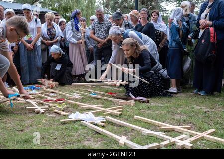 Grabarka, Polonia. 18 ago 2021. Un gruppo di credenti fa croci per la celebrazione della Trasfigurazione di Gesù Cristo.ogni anno la celebrazione principale della festa ortodossa, la Trasfigurazione di Gesù Cristo si svolge presso il Monte Santo di Grabarka. Oltre 10,000 credenti sono venuti alla montagna Santa per pregare quest'anno. (Credit Image: © Wojciech Grabowski/SOPA Images via ZUMA Press Wire) Foto Stock