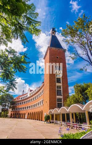 Paesaggio universitario nella città di da Lat , highland da Lat città nebbia al mattino Foto Stock