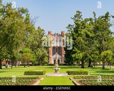 Vista soleggiata della Bizzell Memorial Library della University of Oklahoma negli Stati Uniti Foto Stock